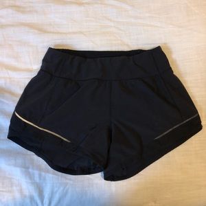 Women’s Lulu lemon hotty hot shorts (2.5)
